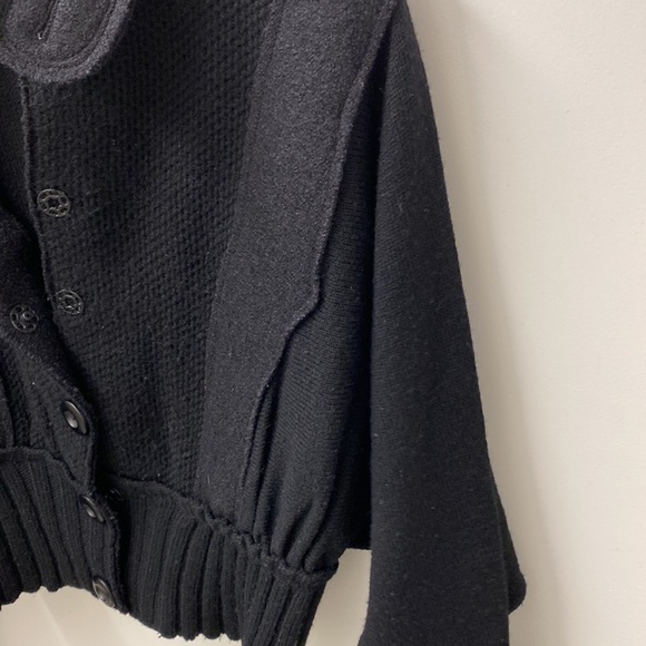 One girl who wool black sweater - Picture 8 of 14